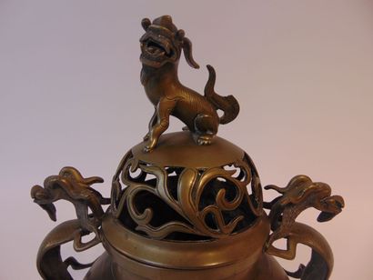 INDOCHINE
Brule-parfum tripode (ding) orné...