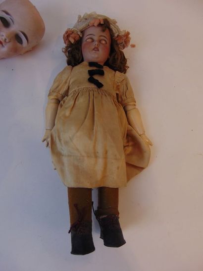 Deux poupées (dont une ancienne à tête en...