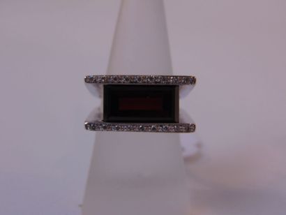 Bague contemporaine en or blanc (18 carats)...