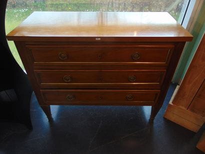Commode de style Louis XVI ouvrant par trois...