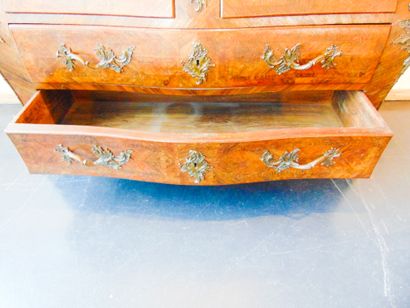 Commode en tombeau de style Louis XV ouvrant...