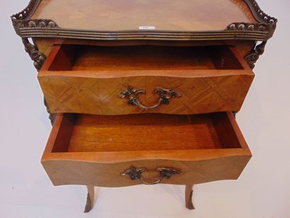 Chiffonnière de style Louis XV ouvrant par...