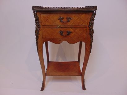 Chiffonnière de style Louis XV ouvrant par...