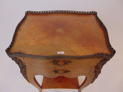 Chiffonnière de style Louis XV ouvrant par...