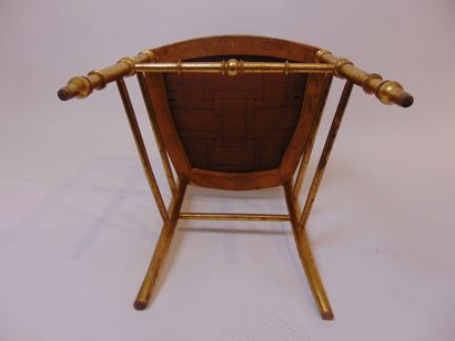 Chiffonnière de style Louis XV ouvrant par...