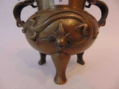 INDOCHINE
Brule-parfum tripode (ding) orné...