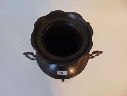Vase ansé quadripode d'époque Art nouveau...