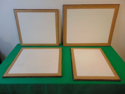 Quatre estampes polychromes dans une belle...