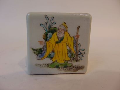 CHINE
Pot couvert en tombeau à décor bleu...