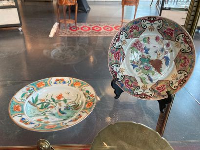 CHINE
Two plates (one hollow) with polychrome...