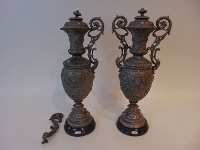 Paire de vases couverts en balustre de style...
