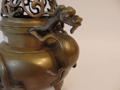 INDOCHINE
Brule-parfum tripode (ding) orné...