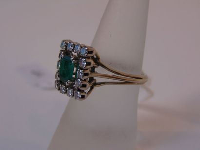 Bague en or blanc (18 carats) sertie d'une...