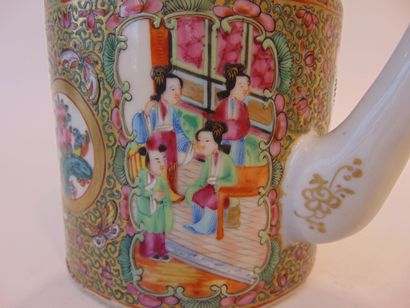 CHINE - CANTON
Théière de forme litron et...