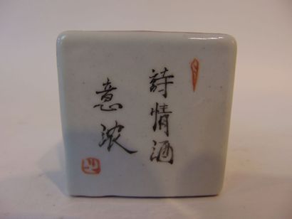 CHINE
Pot couvert en tombeau à décor bleu...