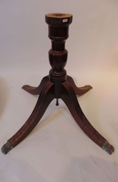 Table-guéridon anglaise, fin XXe, bois teinté,...