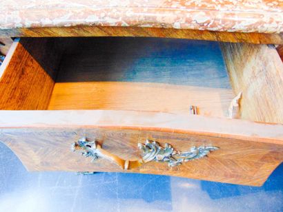 Commode en tombeau de style Louis XV ouvrant...