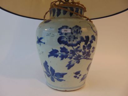 CHINE
Jarre à décor floral bleu et blanc...