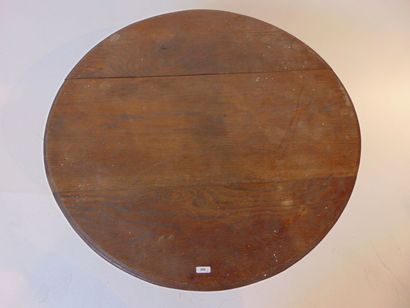Deux tables rondes d'appoint, début XXe,...
