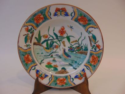 CHINE
Two plates (one hollow) with polychrome...