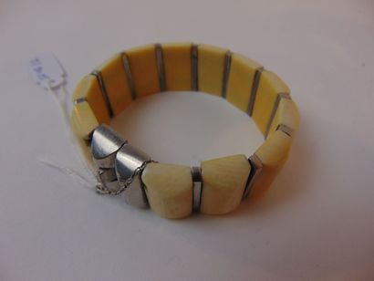 Bracelet articulé en ivoire et argent, d....