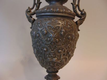 Paire de vases couverts en balustre de style...