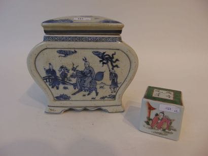 CHINE
Pot couvert en tombeau à décor bleu...