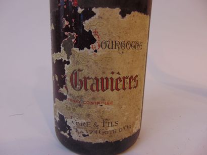 BOURGOGNE
Rouge et blanc, quatre bouteilles...