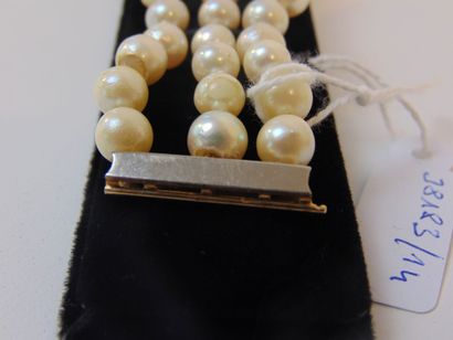 Bracelet à triple rang de perles, fermoir...