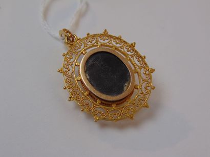 Pendentif ovale en or jaune (18 carats) filigrané...