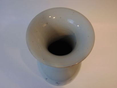 CHINE
Vase ansé à décor d’enfants en émaux...