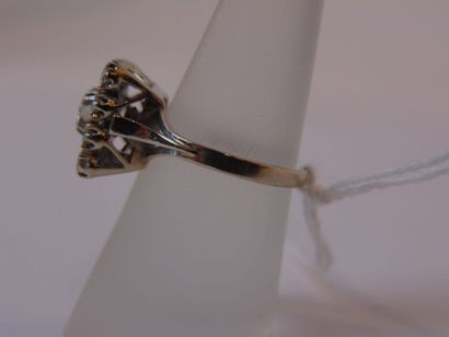 Bague en or blanc (18 carats) sertie d'un...