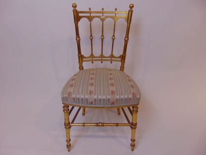 Chiffonnière de style Louis XV ouvrant par...