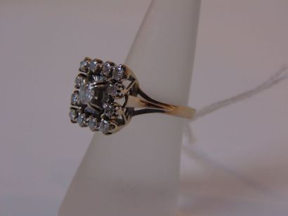 Bague en or blanc (18 carats) sertie d'un...