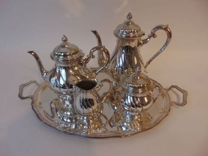 Service à thé et café en balustre sur piédouche...