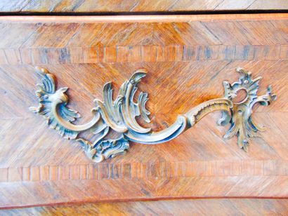 Commode en tombeau de style Louis XV ouvrant...