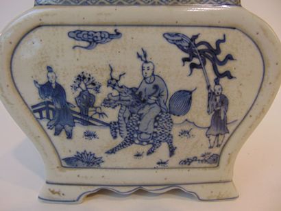 CHINE
Pot couvert en tombeau à décor bleu...