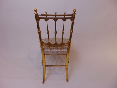 Chiffonnière de style Louis XV ouvrant par...