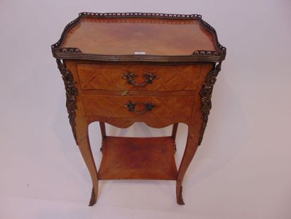 Chiffonnière de style Louis XV ouvrant par...