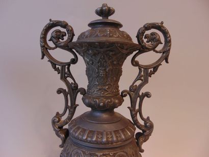 Paire de vases couverts en balustre de style...