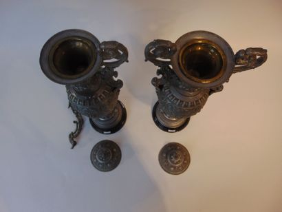 Paire de vases couverts en balustre de style...
