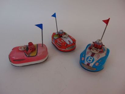 Trois autos-tamponneuses en tôle lithographiée,...