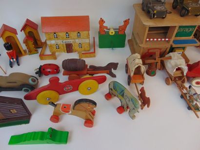 Varia de jouets en bois, une trentaine de...