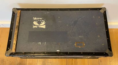 BÉJART
Flight Case, stencil mark [COSTUMES]...