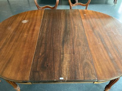 Louis-Philippe round table with ribbed baluster...