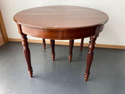 Louis-Philippe round table with ribbed baluster...