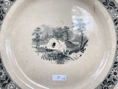 DELFT
Soup plate decorated with an animated...