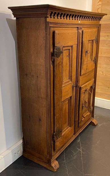 Antique cabinet with three asymmetrical leaves,...