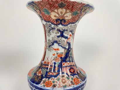 JAPON
A pair of flared-necked vases with...