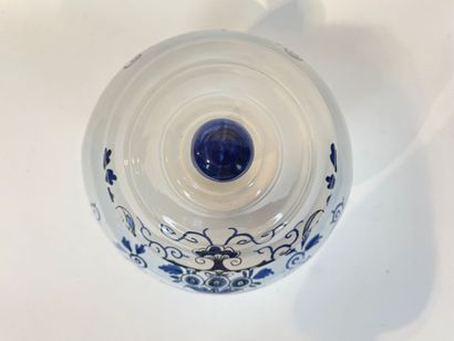 DELFT
Large apothecary pot with blue camaïeu...